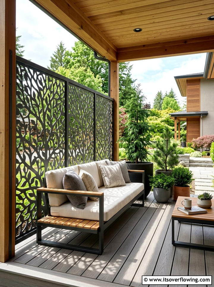Windbreak Privacy Screen - 25 front porch ideas for cold climates