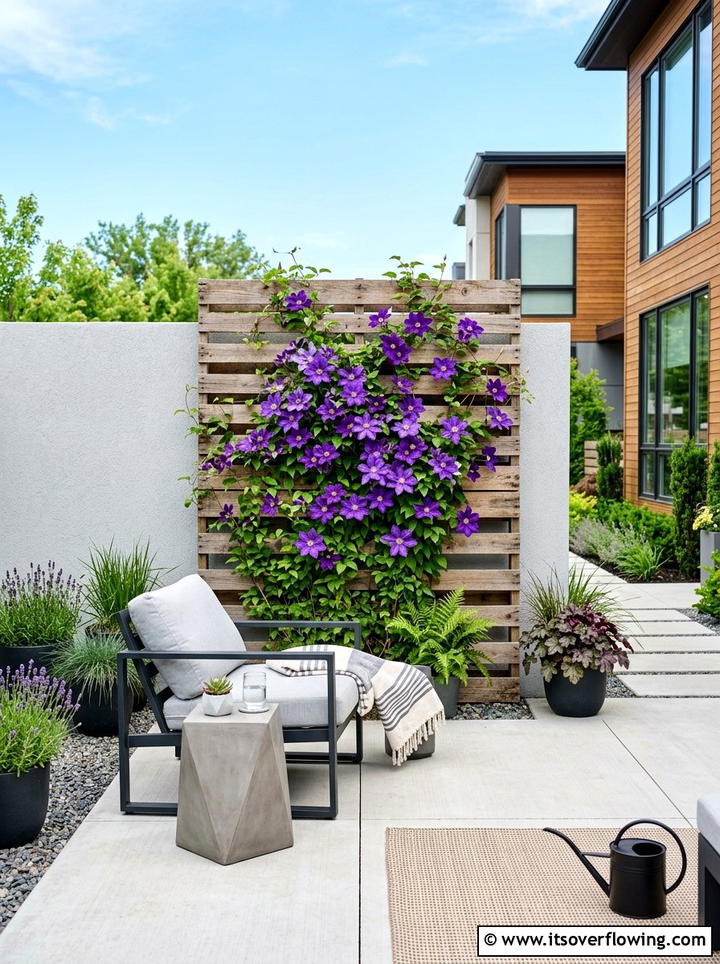 Wood Pallet Garden Wall - 25 upcycled garden ideas with trellis walls